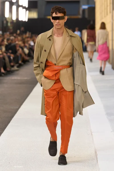 Look 15